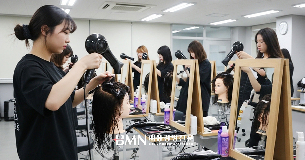 미용학과 취업 준비를 위한 헤어 실습 수업 장면