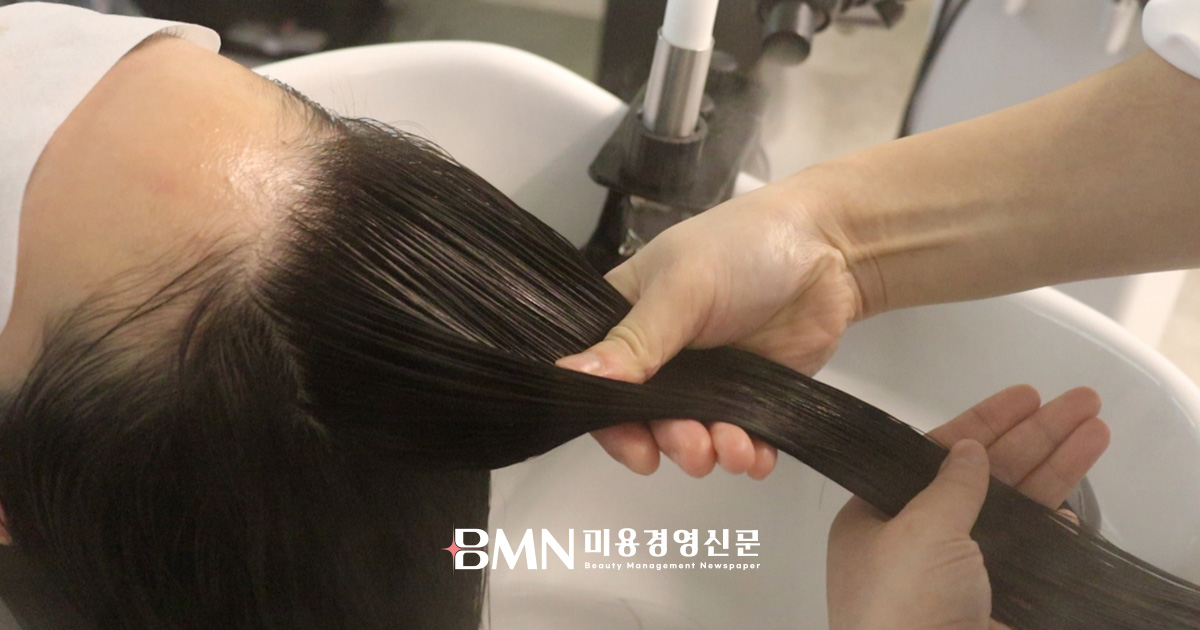 전문 헤드스파 샵에서 두피 케어 및 모발 관리를 받고 있는 모습