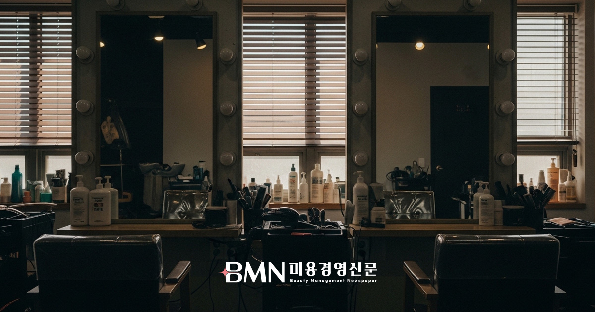 불이 꺼진 한국 미용실 내부, 빈 스타일링 의자와 거울
