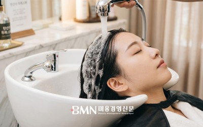 굵은 스크럽으로 두피 긁지 마세요… ‘탄산 스파’ 미세 기포가 전하는 정화의 과학