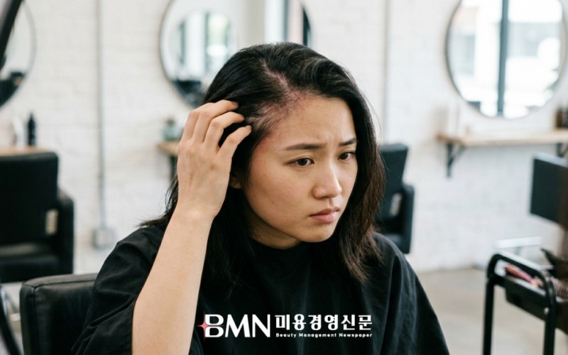 만성 지루성 두피염과 붉은 두피·비듬 재발, 악순환 끊는 살롱 '유수분 장벽 딥 스케일링' 극복 솔루션