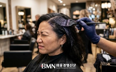 새치 염색 고객이 참고 있던 따가움, 살롱의 다음 상담은 그 자리에서 시작된다