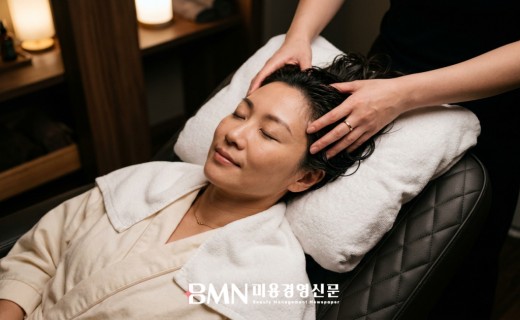 헤드스파 좌석에서 두피 지압을 받는 고객을 위에서 내려다본 장면