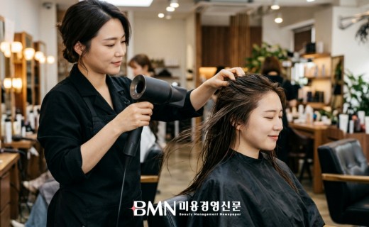 드라이어로 모발을 말리는 장면