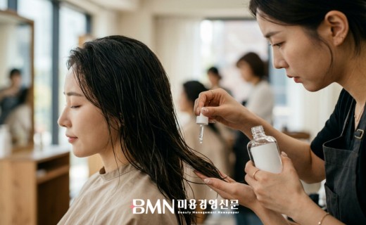 살롱에서 젖은 모발에 헤어에센스를 바르는 장면