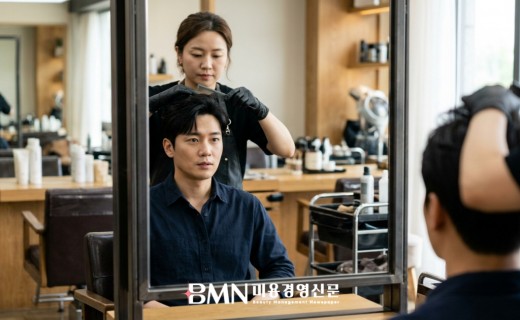 스타일 상담을 받는 탈모 고민 고객